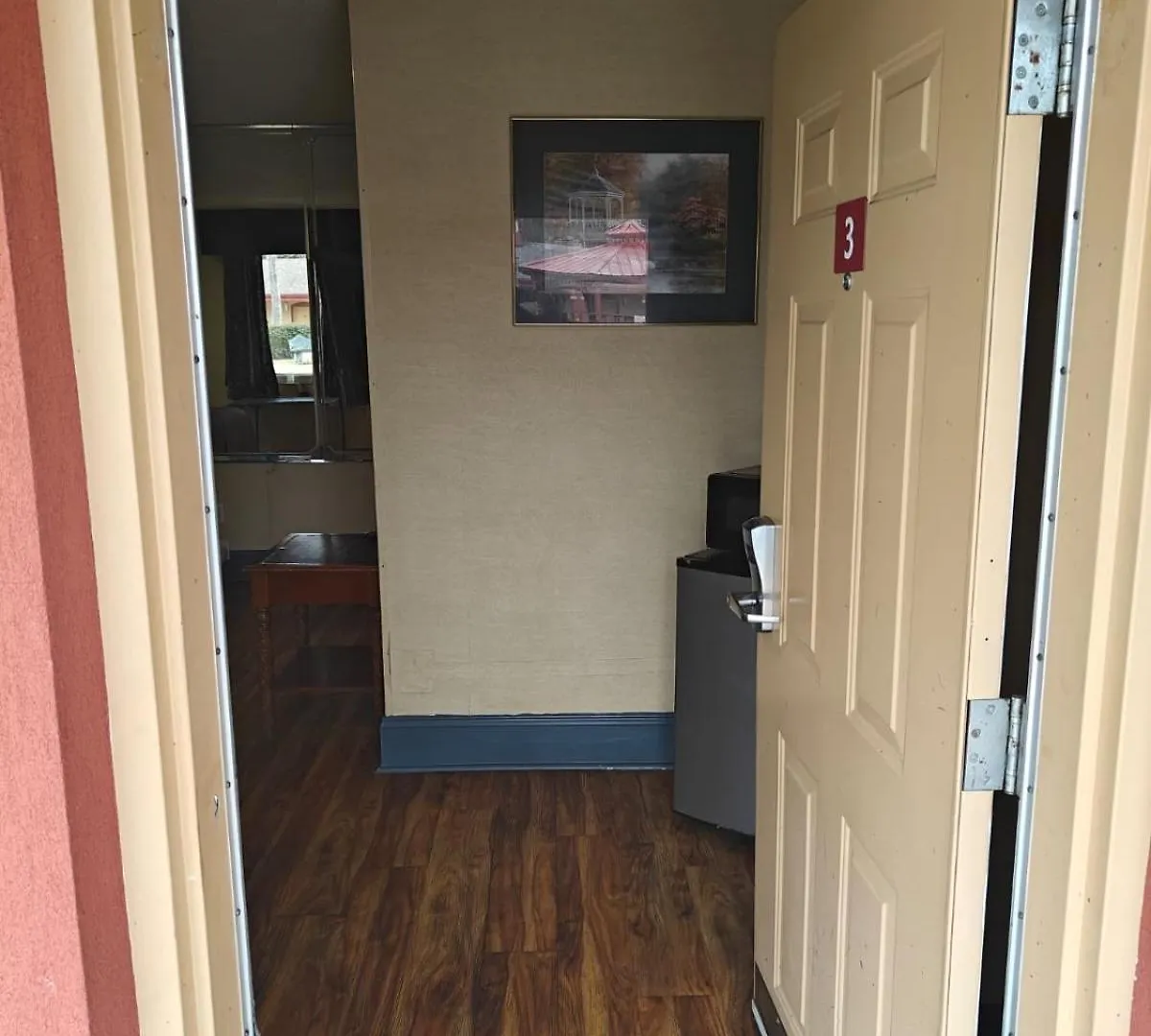 Deluxe Inn - Savannah Motel